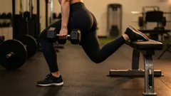 Ako správne vykonávať bulharské split-drepy: technika, bežné chyby a tipy.