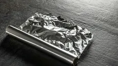 Prečo sú obe strany hliníkovej fólie odlišné a na čo sa každá z nich používa?