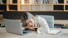 Ako prežiť deň po zlom spánku: 7 rýchlych trikov na bdelosť bez preťaženia