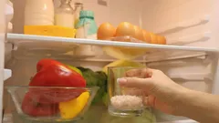 Pohár soli v chladničke rieši bežný problém: jednoduchý trik pre lenivé gazdinky.