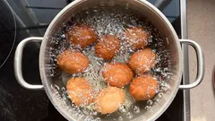 Prečo pred varením zatriasť vajcami: trik, o ktorom ste nevedeli